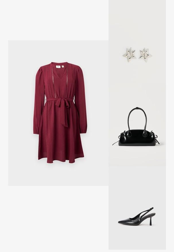 Robe bordeaux à manches longues, décolleté en V, taille cintrée et ceinture à nouer ; présente des coutures délicates le long de l'encolure. Texture de tissu lisse.; Chaussure à talon haut en cuir noir, à bride arrière, avec un bout pointu et un talon fin sur fond blanc.; Petit sac à main noir brillant avec deux longues anses et des détails à cordon sur les côtés sur un fond clair uni.; Boucles d’oreilles créoles en forme d’étoile argentée avec une finition lisse et polie sur un fond blanc uni.