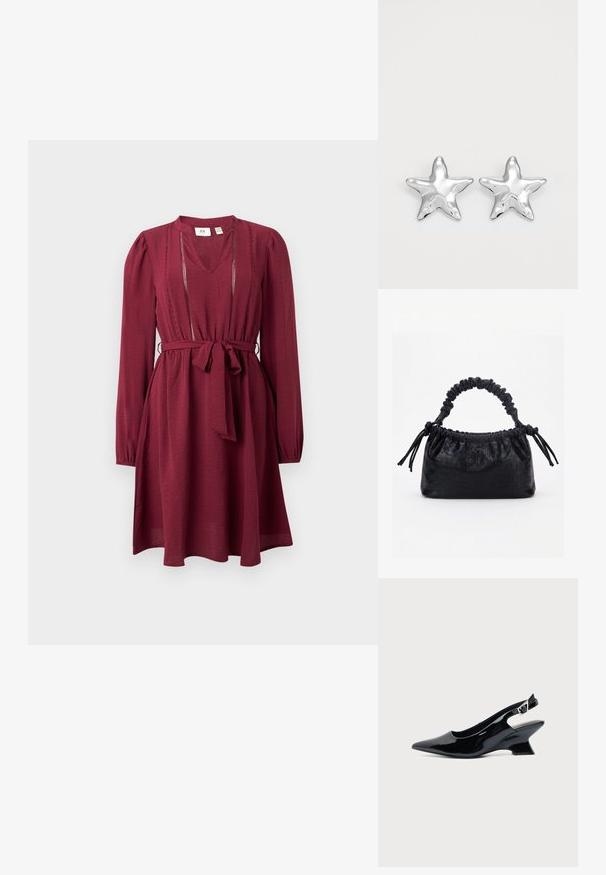 Robe bordeaux à manches longues, décolleté en V, taille cintrée et ceinture à nouer ; présente des coutures délicates le long de l'encolure. Texture de tissu lisse.; Chaussure slingback en cuir verni noir avec bout pointu et petit talon bloc incliné sur fond clair uni.; Sac à main noir avec texture crocodile, bord supérieur froncé, poignée plissée et pompons à cordon de chaque côté sur fond blanc.; Boucles d'oreilles argentées en forme d'étoile, avec une surface lisse et brillante. Chaque boucle d'oreille possède cinq pointes et des détails subtils de texture de surface.