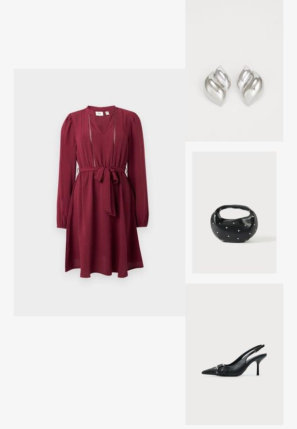 Bordeauxfarbenes Kleid mit langen Ärmeln, V-Ausschnitt, taillierter Taille und Bindegürtel; hat zarte Stickerei am Ausschnitt. Glatte Stoffstruktur.; Schwarzer Leder Slingback-Pumps mit spitzer Vorderkappe und einem Schnallen- und Ösenriemen vorne.; Schwarze Lederhandtasche mit abgerundeter Form, verziert mit silbernen Nietenakzenten und kurzem Griff. Glatte Struktur und Reißverschlussverschluss.; Silberne Ohrringe mit einer organischen, abstrakten Form. Glatte, glänzende Oberfläche mit einem konischen Design. Mit dezenten Kurven und einem zentralen Linienelement.
