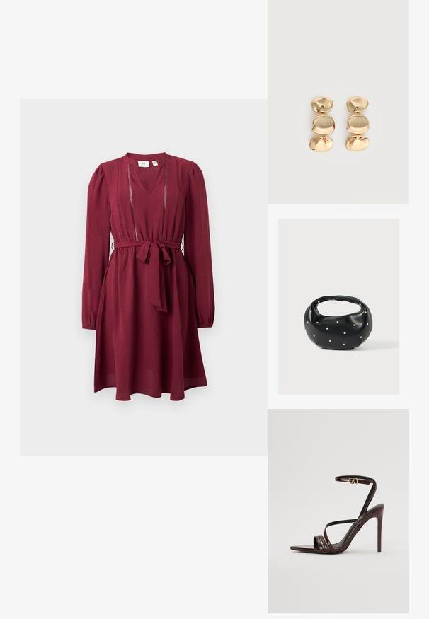 Bordeaux jurk met lange mouwen, V-hals, cinched taille en strikriem; heeft fijne stiksels rond de halslijn. Zachte stoftextuur.; Bordeaux gepatineerde leren hoge hakken sandaal met een enkelbandje, puntige neus en drie horizontale banden over de voet. Details met gouden gesp.; Zwarte leren handtas met een afgeronde vorm, versierd met zilveren studs, en een korte handgreep. Gladde textuur en ritsluiting.; Oorbellen in goudkleur met drie onregelmatige, gladde, afgeronde segmenten die verticaal opgestapeld zijn op een egale lichte achtergrond.