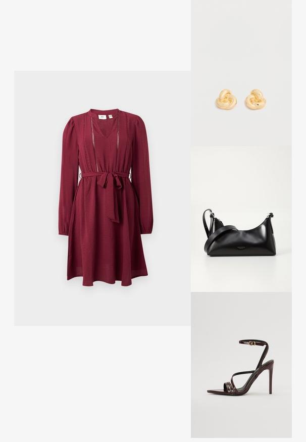Bordeaux jurk met lange mouwen, V-hals, cinched taille en strikriem; heeft fijne stiksels rond de halslijn. Zachte stoftextuur.; Bordeaux gepatineerde leren hoge hakken sandaal met een enkelbandje, puntige neus en drie horizontale banden over de voet. Details met gouden gesp.; Zwarte leren handtas met een gladde textuur. Beschikt over een verstelbare schouderband en een strak, minimalistisch ontwerp met een ritssluiting.; Een paar glanzende oorstekers in goudkleur, gevormd als knopen, tegen een effen witte achtergrond.