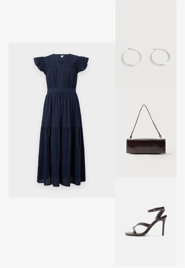 Vestido midi azul marino con escote en V, mangas cortas con volantes y detalles de encaje vertical en el cuerpo y los paneles de la falda.; Sandalia de tacón alto color marrón oscuro con finas tiras, hebilla en el tobillo y un patrón texturizado de piel de serpiente sobre un fondo blanco.; Bolso rectangular de cuero negro con una sola correa larga y acabado brillante, exhibido sobre un fondo blanco liso.; Pendientes de aro de metal plateado con superficie lisa y ligeramente curvada y cierre de tipo mosquetón sobre un fondo blanco liso.