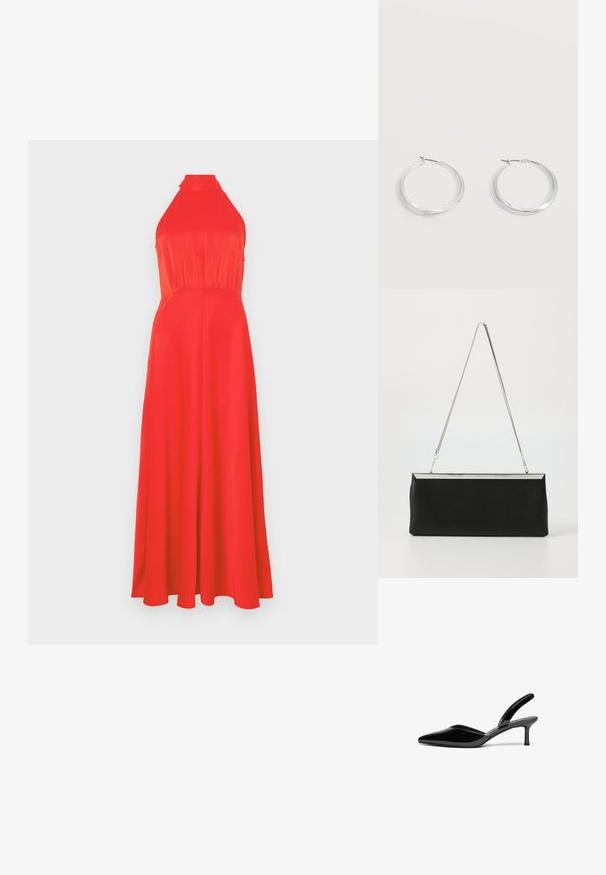 Robe rouge à encolure halter avec un buste ajusté et une jupe fluide. Tissu lisse avec un léger éclat, présentant une taille cintrée et un design longueur cheville.; Escarpins à talon aiguille en cuir verni noir, avec un bout pointu, un talon aiguille bas et un design élégant et simple sans embellissements.; Pochette en cuir noir avec une poignée en chaîne métallique argentée et une forme rectangulaire élégante. Texture mate et design minimaliste avec un accent métallique.; Boucles d’oreilles créoles en métal argenté avec une surface lisse légèrement incurvée et des fermoirs à clapet sur un fond blanc uni.