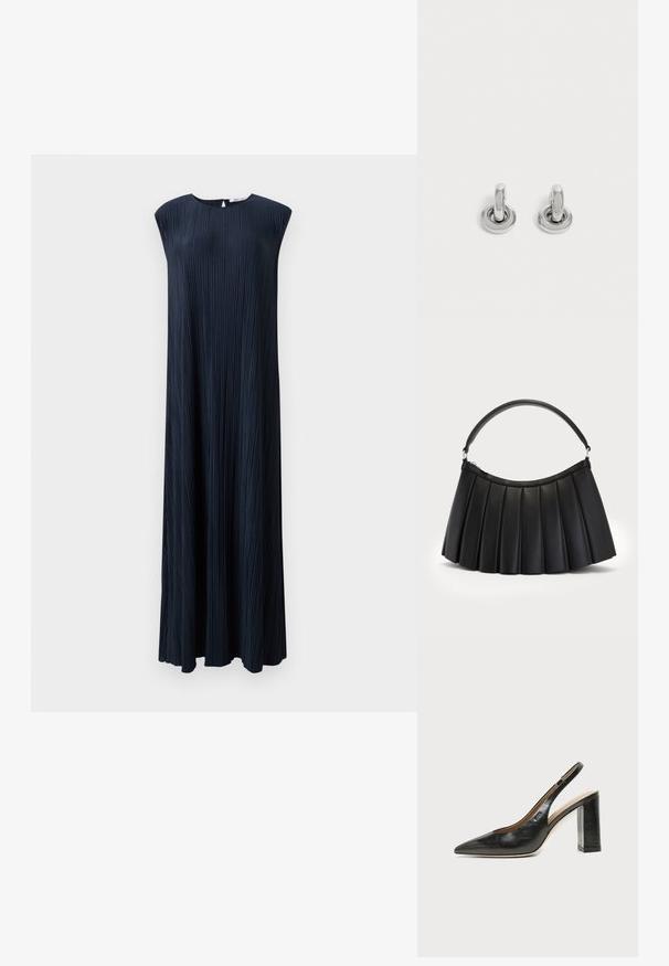 Vestido sin mangas de color azul marino con plisados, cuello redondo, silueta fluida y largo, elaborado en una tela texturizada.; Zapato slingback de piel negra con puntera puntiaguda, tacón alto y ancho, y forro interior beige sobre un fondo claro y liso.; Bolso negro plisado hecho de cuero sintético, con un asa curva y cierre superior con cremallera. Textura suave con un diseño estructurado.; Par de pequeños pendientes de aro plateados brillantes con base redonda, exhibidos sobre un fondo claro y liso.