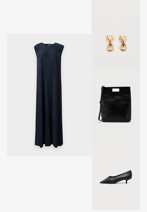 Vestido sin mangas de color azul marino con plisados, cuello redondo, silueta fluida y largo, elaborado en una tela texturizada.; Zapato de mujer negro de cuero con tacón bajo, puntera puntiaguda y pequeño tacón kitten sobre fondo claro liso.; Bolso tote de cuero sintético negro con textura de cocodrilo, forma rectangular, corte en el asa superior y correa de hombro detachable. Logo de la marca visible.; Par de pendientes de aro con acabado dorado brillante sobre fondo blanco liso, con diseño entrelazado y torsionado.