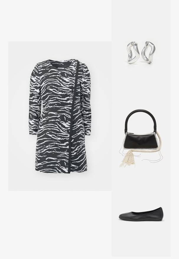 Robe à imprimé zèbre noir et blanc avec des manches longues, un col rond et des boutons sur le côté. Présente un tissu texturé et un design asymétrique.; Ballerines en cuir noir avec un bout rond, texture lisse, détails de couture minimalistes et design de semelle flexible.; Sac en cuir noir avec une poignée arrondie, fermeture éclair en argent, bordure en fourrure blanche et un long gland crème attaché à l'avant.; Boucles d'oreilles créoles argentées avec un design torsadé. Bords arrondis et finition brillante. Fermoirs ouverts pour un port facile. Texture lisse sur toute la surface.