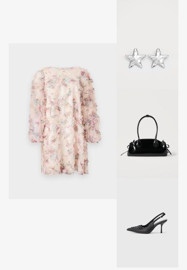 Vestido floral hecho de una tela ligera y transparente con mangas con volantes. Presenta una paleta de colores pastel con patrones florales en rosa, azul y verde.; Sandal de tacón stiletto negro de cuero con punta afilada, correa lateral con hebilla, tachuelas a lo largo del borde y cordones decorativos en la parte delantera.; Pequeño bolso negro brillante con dos asas largas y detalles de cordón lateral sobre un fondo claro liso.; Pendientes en forma de estrella plateada con una superficie pulida y brillante. Cada pendiente presenta cinco puntas y sutiles detalles de textura en la superficie.