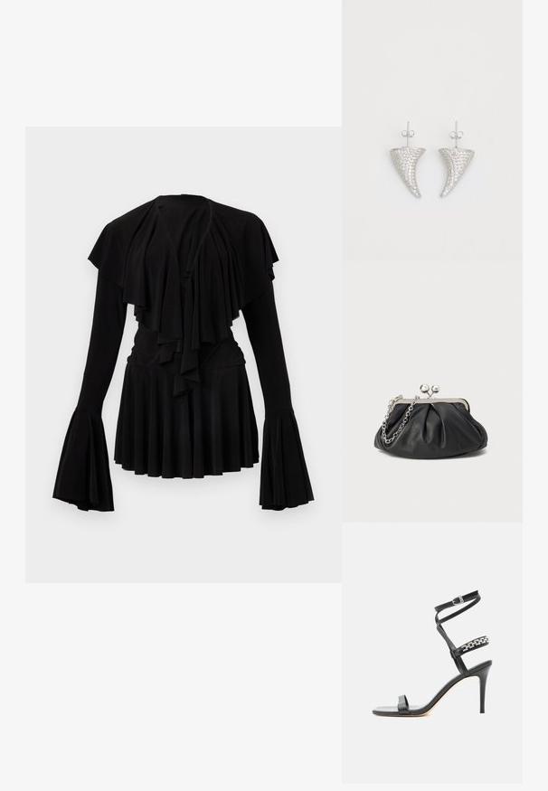 Schwarzes Oberteil mit geschichteten Rüschen am Ausschnitt und langen Glockenärmeln, mit plissiertem Saum und weicher Stofftextur.; Schwarze Sandalette mit hohem Absatz, schlankem Knöchelriemen, Mittelriemen verziert mit silbernen Kettengliedern und offenem Zehendesign.; Schwarze Leder-Clutch mit geraffter Textur, silberfarbener Metallrahmen, Druckverschluss und Kettenriemen. Glatte, weiche Oberfläche.; Silberne, hornförmige Ohrringe, besetzt mit kleinen klaren Steinen, mit einem Steckverschluss zur Befestigung. Glatte Textur und metallisches Finish.