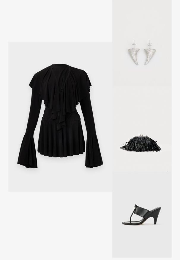 Schwarzes Oberteil mit geschichteten Rüschen am Ausschnitt und langen Glockenärmeln, mit plissiertem Saum und weicher Stofftextur.; Schwarze Sandalette mit hohem Absatz, breitem Vorderriemen und Zehenschlaufe mit einer geknoteten Kordel als Detail, seitlich auf weißem Hintergrund dargestellt.; Schwarze Clutch mit Fransen, silbernem Verschluss und Kettenriemen vor schlichtem, hellem Hintergrund.; Silberne, hornförmige Ohrringe, besetzt mit kleinen klaren Steinen, mit einem Steckverschluss zur Befestigung. Glatte Textur und metallisches Finish.