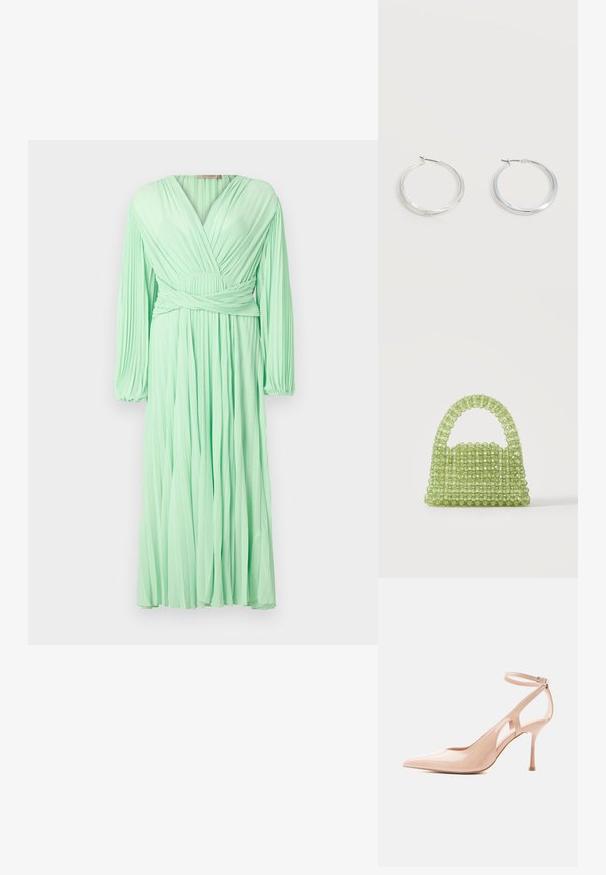 Mintgroen geplooid jurkje met een V-hals en lange mouwen, voorzien van een wikkel taille-detail en vloeiende stof.; Naakte lakleren pump met naaldhak, puntige neus, uitgesneden zijkanten en verstelbare enkelband met gesp.; Kleine groene handtas gemaakt van doorschijnende ronde kralen met een kralenhandvat op een effen witte achtergrond.; Zilverkleurige metalen creolen oorbellen met een glad, licht gebogen oppervlak en sluitingen met haaksluiting op een effen witte achtergrond.