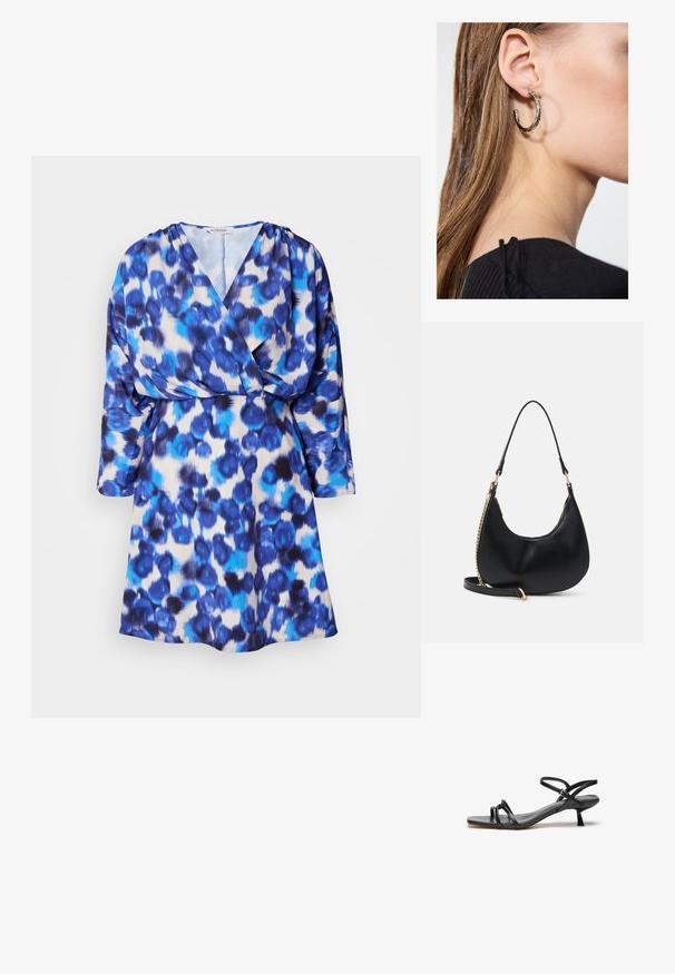 Robe à motifs léopard bleu et blanc avec un design à enroulement, col en V, manches trois-quarts et une texture de tissu fluide.; Sandale en cuir noir au design épuré et minimaliste. Dotée de deux fines lanières et d'un petit talon incliné. Texture lisse et bout ouvert.; Sac à main noir en forme de croissant avec une poignée courte, un détail de chaîne dorée sur un côté et une bandoulière longue amovible.; Boucle d'oreille en argent avec une finition polie, présentant de petits détails en or et de forme ronde, portée sur le lobe.