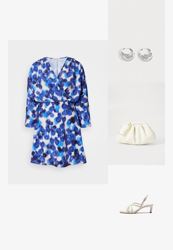 Robe à motifs léopard bleu et blanc avec un design à enroulement, col en V, manches trois-quarts et une texture de tissu fluide.; Zign by Zalando Escarpins - off white; Sac à main en cuir blanc avec un design plissé, doté d'une bandoulière en chaîne dorée et d'une forme arrondie. Texture lisse avec des plis doux et sans motifs.; Paire de boucles d'oreilles anneaux en argent poli avec un design de barre incurvée superposée sur un fond clair uni.