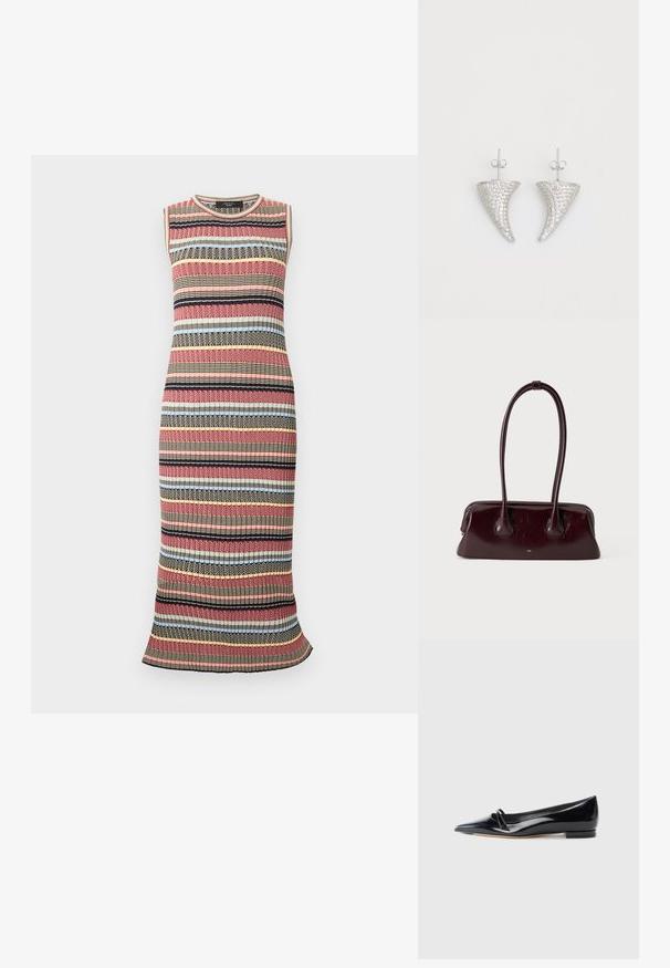 Vestido de punto sin mangas hasta la rodilla con rayas horizontales multicolores en rojo, negro, beige, azul y amarillo, con textura acanalada.; Zapato plano de charol negro con punta afilada, pequeña tira decorativa y tacón bajo. Textura suave y diseño elegante.; Bolso de mano de cuero marrón oscuro brillante con asas largas y finas y una base rectangular estructurada sobre un fondo claro y liso.; Pendientes en forma de cuerno plateado, engastados con pequeñas piedras transparentes, que cuentan con un cierre trasero para su sujeción. Textura suave y acabado metálico.
