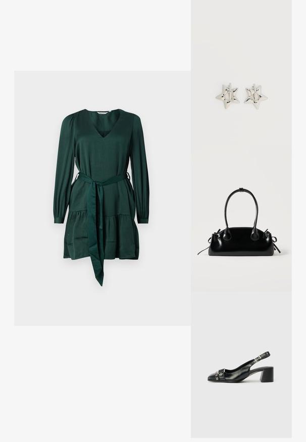Groene jurk met lange mouwen van zachte, gestructureerde stof. Voorzien van een V-hals, strik in de taille en een gelaagde rok. Eenvoudig, elegant ontwerp.; Zwart leren slingback hak met een spitse neus, eenTextuur strap met cirkelvormige metalen accenten en een gestapelde blokhak.; Kleine zwarte glanzende handtas met twee lange hengsels en zijkant trekkoord details op een effen lichte achtergrond.; Zilverkleurige stervormige oorringen met een gladde, gepolijste afwerking op een effen witte achtergrond.