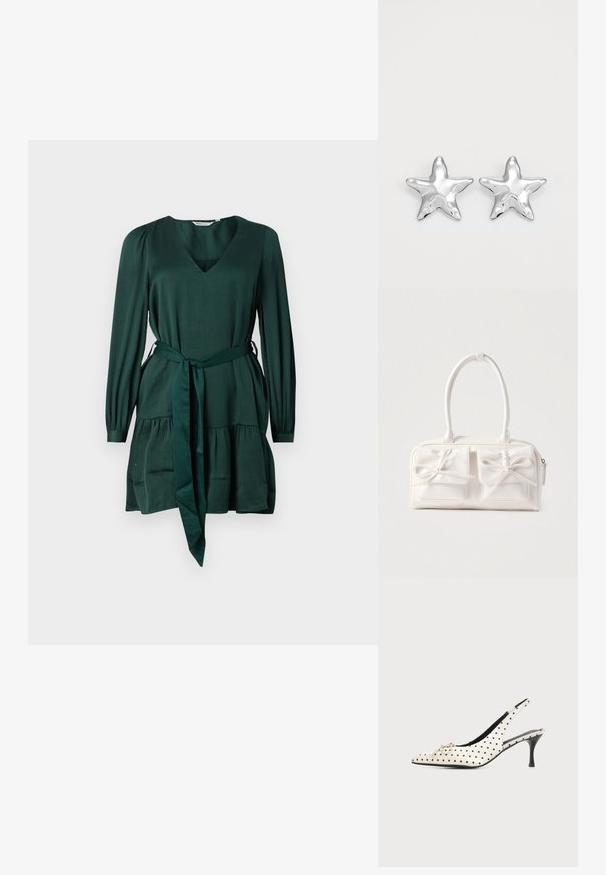 Groene jurk met lange mouwen van zachte, gestructureerde stof. Voorzien van een V-hals, strik in de taille en een gelaagde rok. Eenvoudig, elegant ontwerp.; Witte leren slingback hoge hak schoen met zwarte polkadots en een kleine decoratieve strik op de puntige neus tegen een effen achtergrond.; Witte synthetische handtas met twee voorzakken, elk voorzien van een gebonden strikdetail. Soepele textuur, afgeronde handgrepen en een ritssluiting.; Zilveren stervormige oorbellen met een gepolijste, glanzende afwerking. Elke oorbel heeft vijf punten en subtiele textuurdetails op het oppervlak.