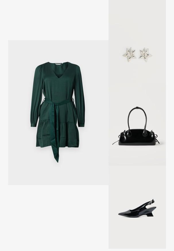 Groene jurk met lange mouwen van zachte, gestructureerde stof. Voorzien van een V-hals, strik in de taille en een gelaagde rok. Eenvoudig, elegant ontwerp.; Zwarte lakleren slingback schoen met spitse neus en lage schuine blokhak op een effen lichte achtergrond.; Kleine zwarte glanzende handtas met twee lange hengsels en zijkant trekkoord details op een effen lichte achtergrond.; Zilverkleurige stervormige oorringen met een gladde, gepolijste afwerking op een effen witte achtergrond.
