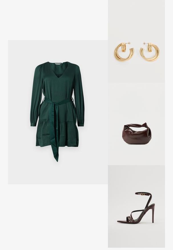 Groene jurk met lange mouwen van zachte, gestructureerde stof. Voorzien van een V-hals, strik in de taille en een gelaagde rok. Eenvoudig, elegant ontwerp.; Bordeaux gepatineerde leren hoge hakken sandaal met een enkelbandje, puntige neus en drie horizontale banden over de voet. Details met gouden gesp.; Donkerbruine leren schoudertas met een zachte, slungelige vorm en een gedraaide knoopvormige handgreep op een effen witte achtergrond.; Set glanzende gouden dubbele lus oorbellen met stekertjes op een witte achtergrond.