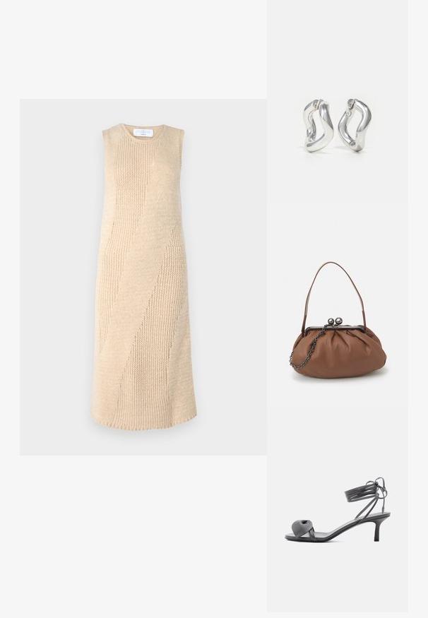 Knie-lang, beiges Strickkleid mit einem strukturierten diagonalen Streifenmuster, ärmellosem Design und Rundhalsausschnitt. Weicher, elastischer Stoff.; Graue Leder-Pumps mit Absatz, verknotetem Riemen über den Zehen und Wickelriemen um den Knöchel auf schlankem, mittelhohem Absatz vor weißem Hintergrund.; Braune Leder-Handtasche mit gerafftem Design, einem kurzen Ledergriff und einem Kettenriemen. Sie verfügt über einen silbernen Metallverschluss mit zwei runden Akzenten.; Silberne Creolen mit gedrehtem Design. Abgerundete Kanten und glänzende Oberfläche. Offen schließende Verschlüsse für einfaches An- und Ausziehen. Glatte Textur durchgehend.