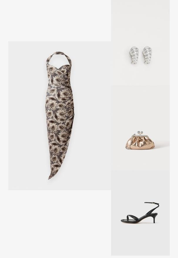 Halter neck fitted kjole med grå og beige store blomsterprint, rynkede sider og asymmetrisk kant.; Sort damesandal i læder med tynde remme, en tå-loop, ankelspænde og en mellemhøj stiletthæl på en neutral baggrund.; Lille gylden metalisk clutch taske med sølvspænde og kæderem på ensartet lyst baggrund.; Sølv clip-on øreringe med spiralmønster, der har en glat metallisk tekstur og runde former. Ingen synlige udsmykninger eller mønstre.