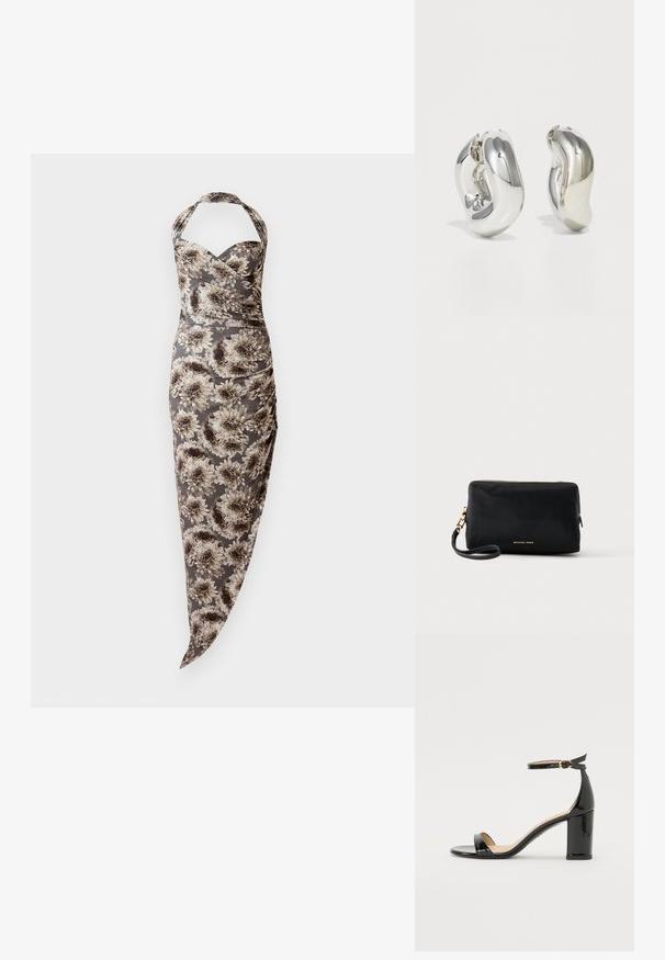 Robe ajustée à col halter avec un grand imprimé floral gris et beige, côtés froncés et ourlet asymétrique.; Sandale à talon haut en cuir verni noir avec bride à la cheville et boucle dorée, bout ouvert et talon bloc sur fond blanc.; Pochette rectangulaire noire pour poignet avec fermeture éclair dorée et logo, sangle détachable sur fond clair.; Boucles d'oreilles sculpturales en argent avec des formes douces et courbes et des surfaces réfléchissantes. Présentent un design de boucle fermée et une forme organique distincte.