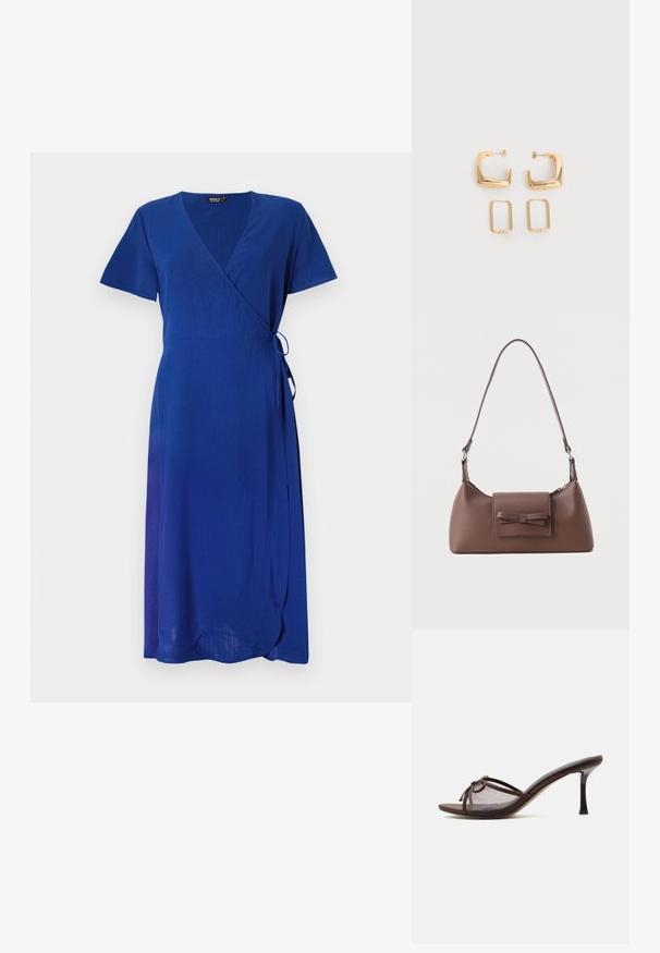 Vestido azul envolvente con mangas cortas, tejido texturizado, escote en V, detalle de lazo lateral y un dobladillo que cae por debajo de la rodilla.; Zapato mule marrón con puntera abierta, tacón de aguja de altura media, parte superior de malla transparente y pequeño detalle de lazo en la parte superior.; Bolso bandolera de cuero marrón con un bolsillo frontal de solapa que presenta un detalle de moño cosido y una correa ajustable.; Dos pares de pendientes de aro geométricos en tono dorado sobre una superficie blanca lisa, un par cuadrados y sólidos, un par rectangulares y huecos.