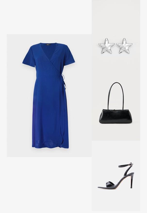 Vestido azul envolvente con mangas cortas, tejido texturizado, escote en V, detalle de lazo lateral y un dobladillo que cae por debajo de la rodilla.; Sandalia de tacón alto de charol negro con punta abierta, tira en el tobillo y cierre de hebilla, mostrada de perfil sobre un fondo blanco.; Bolso de hombro rectangular negro con correas largas y delgadas y una textura lisa y brillante sobre un fondo liso.; Pendientes en forma de estrella plateada con una superficie pulida y brillante. Cada pendiente presenta cinco puntas y sutiles detalles de textura en la superficie.
