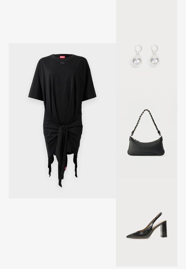 Schwarzes Baumwoll-T-Shirt-Kleid mit kurzen Ärmeln, das mit einem Knoten-Detail an der Taille und einem Logo-Tag versehen ist. Glatte Textur und lockere Passform.; Schwarzer Leder-Slingback-Schuh mit spitzer Kappe, hohem Blockabsatz und beigegefüttertem Innenraum vor hellem, einfarbigem Hintergrund.; Schwarze Lederschultertasche mit gewölbter rechteckiger Form, goldener Kette, die in den geflochtenen schwarzen Riemen eingewebt ist, und Reißverschlussverschluss oben.; Silberne Tropfenohrringe mit glatten, runden, reflektierenden Oberflächen, die an Hakenverschlüssen hängen. Der Hintergrund ist reinweiß.