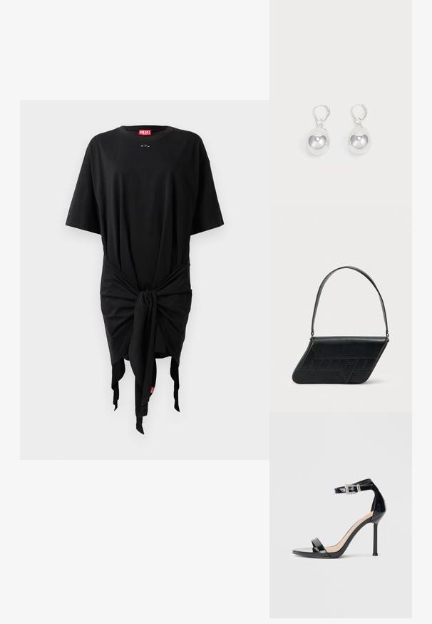 Schwarzes Baumwoll-T-Shirt-Kleid mit kurzen Ärmeln, das mit einem Knoten-Detail an der Taille und einem Logo-Tag versehen ist. Glatte Textur und lockere Passform.; Schwarzer Riemchensandale aus Lackleder mit hohem Absatz und Knöchelriemen. Verfügt über ein minimalistisches Design, offene Zehenpartie und eine Schnalle mit Strassakzenten.; Schwarze Leder-Umhängetasche mit dreieckiger Form, geprägt mit Logo und einem einzigen verstellbaren Riemen. Minimalistisches Design mit glatter Textur.; Silberne Tropfenohrringe mit glatten, runden, reflektierenden Oberflächen, die an Hakenverschlüssen hängen. Der Hintergrund ist reinweiß.