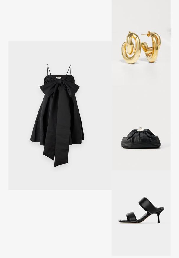 AMUR ROSE BABY DOLL DRESS - Koktailové šaty/večierkové šaty - black; Čierna kožená mule sandála s dvoma širokými remienkami a úzkym, stredne vysokým ihličkovým podpätkom na jednoduchom svetlom pozadí.; Čierna kožená kabelka do ruky s nazbieranou štruktúrou, kovovým zapínaním a jemným vypuklým logom na prednej strane. Okrúhly tvar.; Charlotte Chesnais BO INITIAL BLOW - Náušnice - gold-coloured