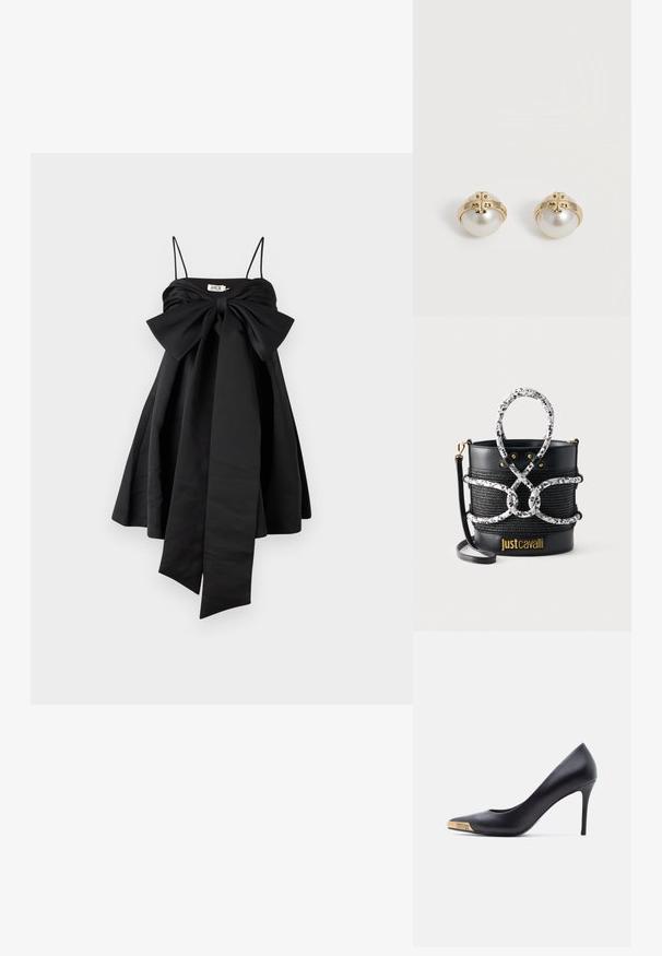 AMUR ROSE BABY DOLL DRESS - Koktailové šaty/večierkové šaty - black; Čierna kožená lodička na vysokom opätku so zúženou špičkou, zlatým kovovým zakončením s vyrytým nápisom "Versace Jeans Couture", zobrazená z profilu na bielom pozadí.; Čierna kabelka v tvare vedra s tkanou textúrou, rukoväte z bielej a čiernej šnúry so vzorom hada, zlaté logo „Just Cavalli“ a odnímateľný ramenný popruh.; Zlaté náušnice s puzetou s veľkými bielymi perlami a dekoratívnymi zlatými emblémovými akcentmi na bielom pozadí.