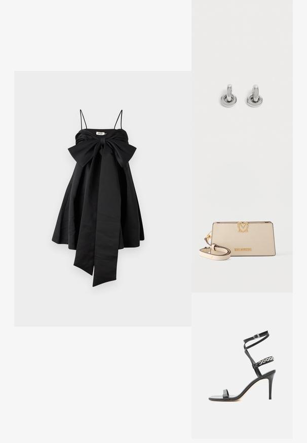 AMUR ROSE BABY DOLL DRESS - Juhlamekko - black; Mustat korkokengät, joissa on ohut nilkkahihna, keskijalan hihna koristeltu hopeisilla ketjulenkeillä ja avoin varvasosa.; Beigen sävyinen, teksturoidusta nahasta valmistettu olkalaukku, jossa on kultainen "Love Moschino" -logo ja sydämen muotoinen embleemi, säädettävä hihna ja kultaiset metalliosat.; Pari pieniä, kiiltäviä hopeisia korvarenkaita pyöreällä pohjalla, esillä yksinkertaisella vaalealla taustalla.