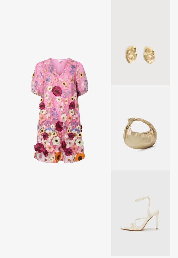 Rosa transparente Kleid mit lebhaftem Blumenstick in verschiedenen Farben, V-Ausschnitt, Puffärmeln und einem lockeren, fließenden Design.; Beige Sandaletten mit hohem Absatz und spitzer Schuhspitze, ausgestattet mit drei vorderen Riemen und einem dünnen Knöchelriemen mit Schnalle. Glatte Textur, minimalistisches Design.; Goldfarbene Metall-Handtasche mit glatter, glänzender Textur. Verfügt über einen geknoteten Griff und eine abgerundete, weiche Form. Reißverschlussverschluss an der Oberseite.; Paar glänzende, unregelmäßig geformte Ohrstecker aus Goldmetall mit zerknitterter, glatter Oberfläche auf schlichtem hellem Hintergrund.