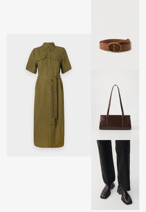 Khaki shirtjurk, korte mouwen, knopen aan de voorkant, twee borstzakken, ceintuurlijn, middellange lengte, gladde stoftextuur.; Bruine leren enkellaarsjes met een vierkante neus en blokhak, gecombineerd met zwarte wijde jeans. Glad textuur en minimalistisch ontwerp.; Bruine lakleren handtas met een rechthoekige vorm, twee lange handvatten en subtiele gebogen accenten aan de voorkant.; Bruine leren riem opgerold met een ovale koperen gesp, weergegeven op een effen witte achtergrond.