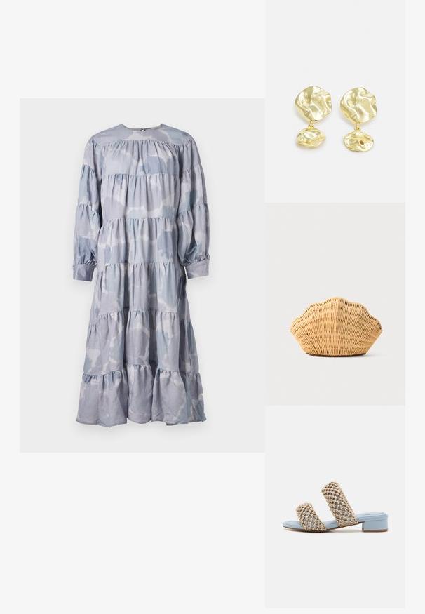 Blaues, gestuftes Kleid aus weichem Stoff. Hat einen runden Ausschnitt, lange Ärmel mit gerafften Manschetten und einen fließenden, gerüschten Saum.; Blaue flache Sandale mit zwei geflochtenen, goldfarbenen Riemen, ausgestattet mit einem niedrigen Blockabsatz und einer glatten Sohle, die Textur und filigranes Design betont.; Gewebte Rattan-Handtasche in Form einer Jakobsmuschel mit natürlicher hellbrauner Farbe und abgerundeten, strukturierten Kanten.; Goldfarbene Tropfohrringe mit einem abstrakten, strukturierten Design, bestehend aus zwei unregelmäßig geformten Elementen, wobei eines größer oben und das andere kleiner darunter ist.