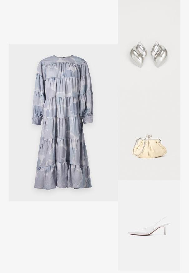 Blaues, gestuftes Kleid aus weichem Stoff. Hat einen runden Ausschnitt, lange Ärmel mit gerafften Manschetten und einen fließenden, gerüschten Saum.; Damen-Slingback-Schuh aus weißem Leder mit spitzer Spitze, niedrigem Kitten-Heel und kleiner dekorativer Schleife oben, seitlich dargestellt.; Faltige beigefarbene Ledertasche mit einem silbernen Metallrahmen, ausgestattet mit zwei runden dekorativen Verschlüssen und einem silbernen Kettenriemen.; Silberne Ohrringe mit einer organischen, abstrakten Form. Glatte, glänzende Oberfläche mit einem konischen Design. Mit dezenten Kurven und einem zentralen Linienelement.