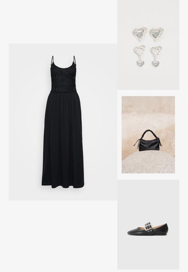 Schwarzes Maxi-Kleid mit einem Spitzenoberteil, Spaghettiträgern und einem gerafften Rock. Der Stoff ist glatt mit einem fließenden Design und in voller Länge.; Schwarzer flacher Lederschuh mit spitz zulaufender Schuhspitze und einem dekorativen Riemen mit silberfarbener Schnalle sowie kleinen Ausschnitten.; Schwarze geraffte Handtasche mit einem gesammelten Griff, die auf einer strukturierten Steinkugel vor einem beigen Betonwand-Hintergrund liegt.; Silberne herzförmige Ohrringe mit facettierten klaren Steinen und einem strukturierten Rahmen. Das Set umfasst Stecker- und Anhänger-Stile.