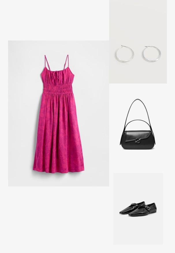 Roze strandjurk met spaghettibandjes, een geplooid lijfje en een zwierige rok. Heeft een subtiel bladpatroon voor extra textuur.; Paar zwarte lakleren platte schoenen met puntige neuzen en een gespenriem over de bovenkant, getoond op een effen lichte achtergrond.; Zwarte leren schoudertas met een gebogen klep die is bevestigd met een ronde metalen sluiting en een smalle, verstelbare band.; Zilverkleurige metalen creolen oorbellen met een glad, licht gebogen oppervlak en sluitingen met haaksluiting op een effen witte achtergrond.