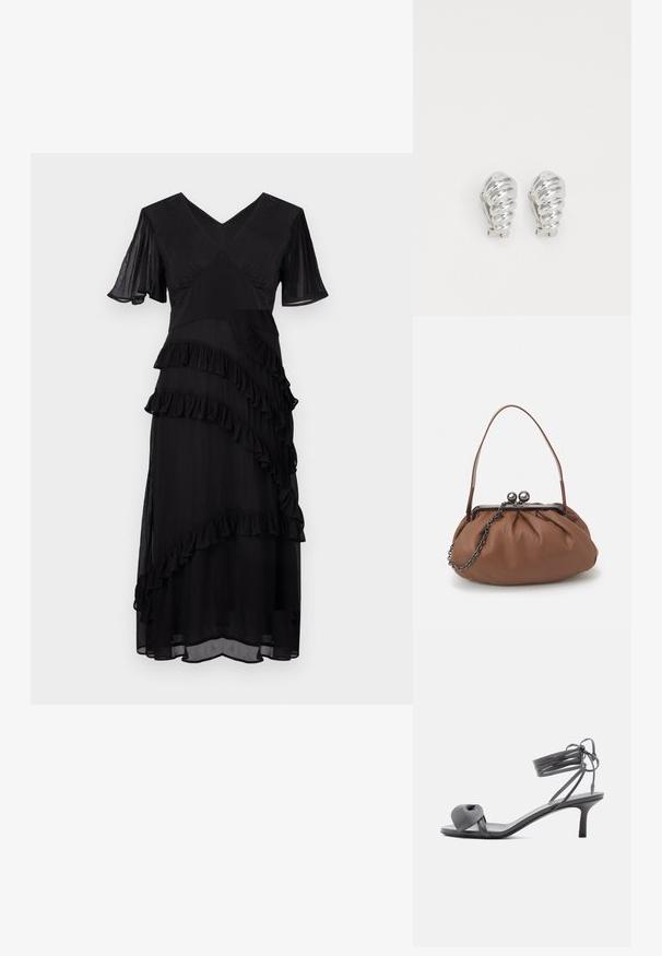 Schwarzes Midikleid mit V-Ausschnitt, kurzen schwingenden Ärmeln und diagonal geschichtetem Rüschendetail an Vorder- und Rockteil.; Graue Leder-Pumps mit Absatz, verknotetem Riemen über den Zehen und Wickelriemen um den Knöchel auf schlankem, mittelhohem Absatz vor weißem Hintergrund.; Braune Leder-Handtasche mit gerafftem Design, einem kurzen Ledergriff und einem Kettenriemen. Sie verfügt über einen silbernen Metallverschluss mit zwei runden Akzenten.; Silberne Clip-On-Ohringe mit spiralförmigem Design, das eine glatte metallische Textur und abgerundete Formen aufweist. Keine sichtbaren Verzierungen oder Muster.