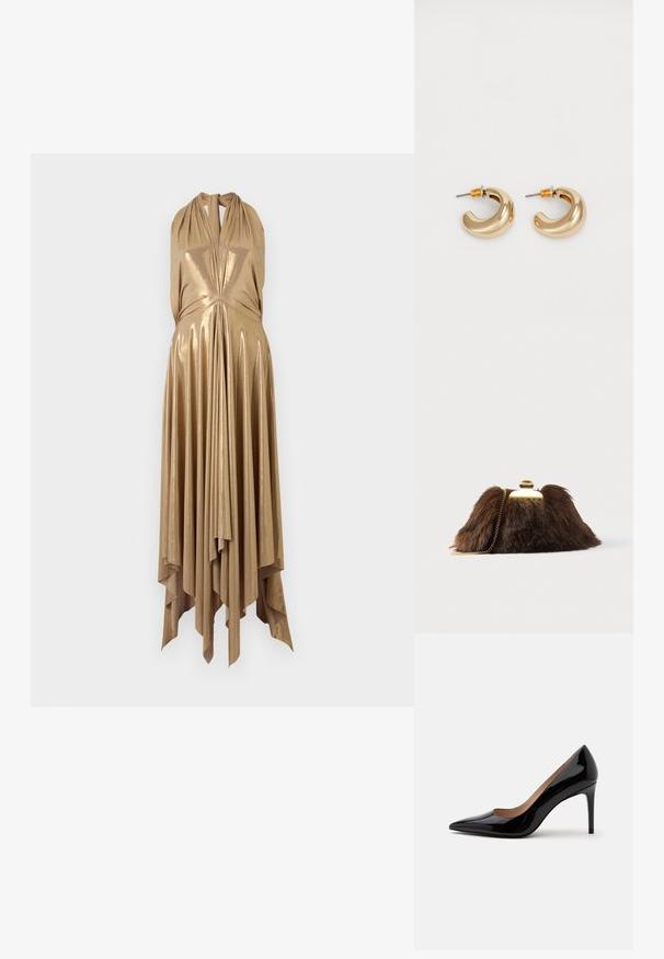 Robe halter métallisée dorée avec décolleté en V profond, buste drapé et ourlet asymétrique évasé présentant des plis verticaux pour une texture ajoutée.; Escarpin en cuir verni noir à talon haut avec bout pointu et talon aiguille, présenté de profil sur un fond blanc uni.; Pochette en fausse fourrure marron avec fermoir et chaîne dorés. Texture douce, forme triangulaire, et aspect légèrement duveteux.; Deux boucles d'oreilles en forme de cerceau en or brillant, avec un design courbé, présentant des accents orange près de la tige, sur fond blanc uni.