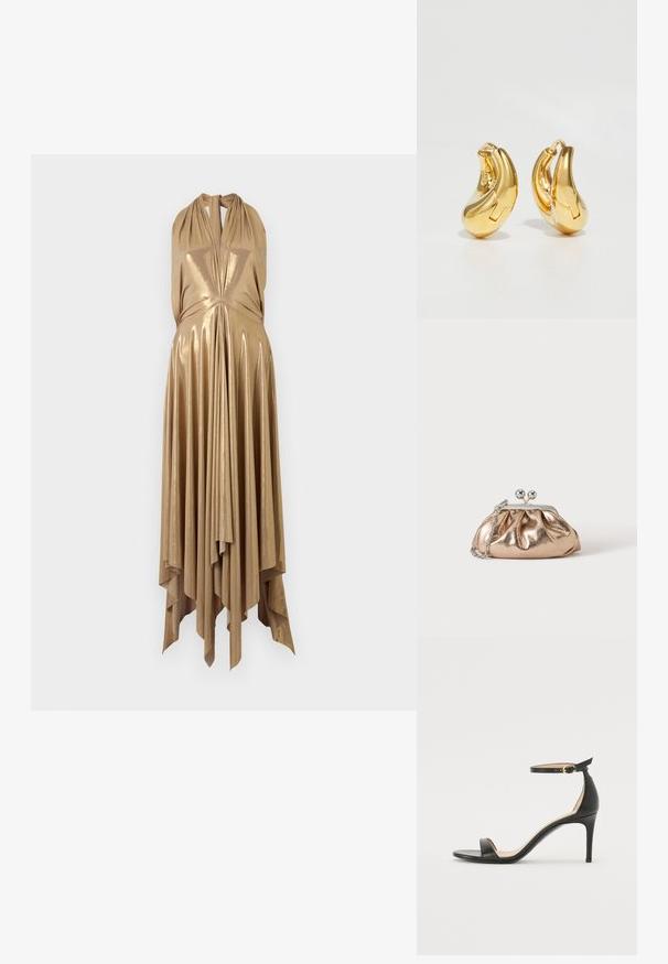 Vestido halter metálico en oro con escote en V profundo, cuerpo drapeado y dobladillo asimétrico acampanado que presenta pliegues verticales para mayor textura.; Sándalo de tacón alto de piel negra con tiras en el tobillo. Presenta una textura suave, puntera abierta y un tacón delgado. Detalles de hebilla en tono dorado.; Pequeño bolso clutch metálico dorado con cierre plateado y cadena en un fondo claro y liso.; Pendientes de aro de oro con forma curva y suave, y acabado pulido. Presentan un mecanismo de cierre y ligeras indentaciones para un toque de detalle.