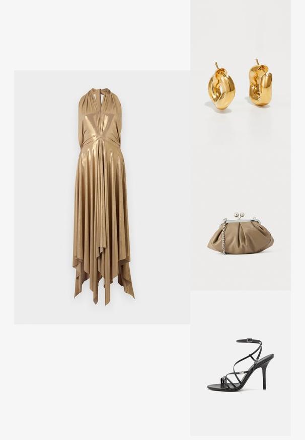 Vestido halter metálico en oro con escote en V profundo, cuerpo drapeado y dobladillo asimétrico acampanado que presenta pliegues verticales para mayor textura.; Sándalo negro de tacón alto con tiras finas, hebilla en el tobillo, superficie de cuero suave y tacón de aguja esbelto.; Clutch de cuero en beige suave con forma redondeada, textura plisada, cierre de broche plateado y una correa de cadena desmontable.; Pendientes de aro grueso en oro con un diseño tubular ligeramente retorcido y cierre de presión, sobre un fondo blanco.