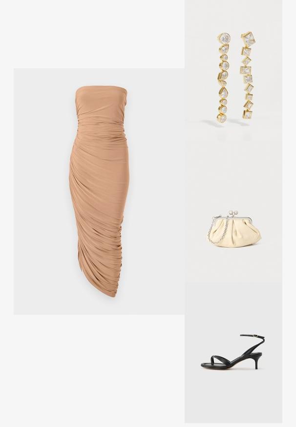 Strapless kjole i et lyst beige stof, der har sammenspændt drapering langs kroppen og en tætsiddende silhuet, der ender i en afsmalnet kant.; Sort damesandal i læder med tynde remme, en tå-loop, ankelspænde og en mellemhøj stiletthæl på en neutral baggrund.; Plisseret beige læderclutch med en sølvmetalramme, der har to runde dekorative låse og en sølvkædetrasporte.; Guldørestikker med klare sten i forskellige former, herunder rund, pære- og firkantet facettering, arrangeret i to forskellige linjemønstre.