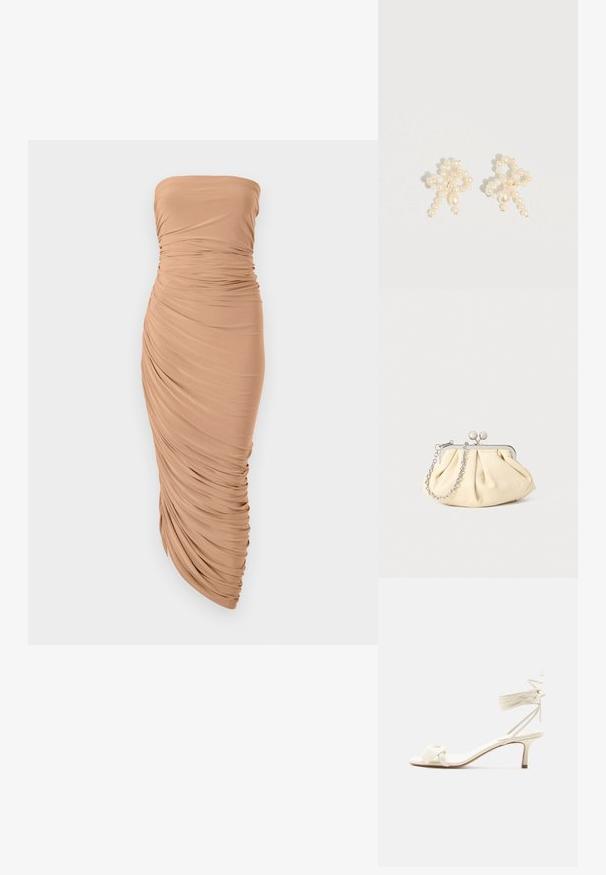 Vestido sin tirantes en una tela beige clara, que presenta drapeados recogidos a lo largo del cuerpo y una silueta ajustada que termina en un dobladillo en forma de punta.; Sandalia de tacón bajo color crema con lazos alrededor del tobillo y una amplia tira retorcida sobre los dedos, sobre un fondo blanco liso.; Clutch de cuero beige plisado con un marco de metal plateado, que cuenta con dos broches decorativos redondos y una correa de cadena plateada.; Pendientes de perla con un diseño delicado que combina perlas pequeñas y medianas, color crema y una forma que asemeja a un lazo.