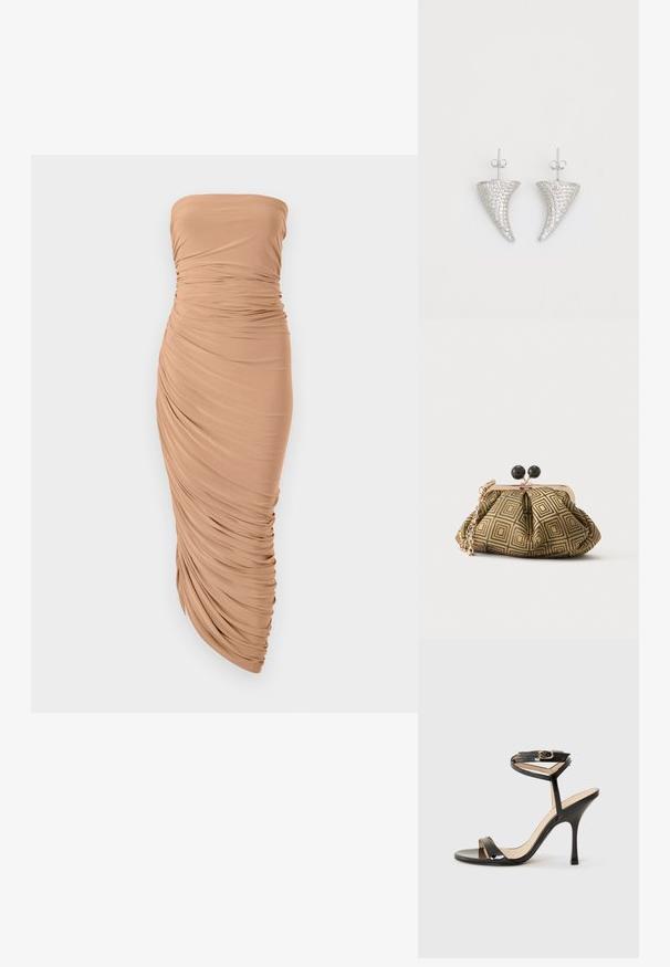 Vestido sin tirantes en una tela beige clara, que presenta drapeados recogidos a lo largo del cuerpo y una silueta ajustada que termina en un dobladillo en forma de punta.; Sandalia de tacón alto de charol negro con tira delgada en el tobillo y hebilla, punta abierta y tacón aguja esbelto sobre fondo blanco.; Pequeño bolso de mano con patrón geométrico en dorado y negro, marco metálico dorado, cierre de bola negro y una corta correa de cadena dorada.; Pendientes en forma de cuerno plateado, engastados con pequeñas piedras transparentes, que cuentan con un cierre trasero para su sujeción. Textura suave y acabado metálico.