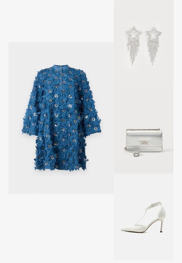 Türkises Kleid mit geknöpftem Ausschnitt, Dreiviertelärmel und floralen Applikationen. Verfügt über metallische Akzente und ein strukturiertes, geschichtetes Stoffdesign.; Weißer spitzer High Heel mit dünnem Knöchelriemen und Schnalle, glatter Oberfläche und schlankem Stiletto-Absatz auf einfarbigem Hintergrund.; Kleine rechteckige silberne Metallic-Handtasche mit Kettenriemen, Vorderklappe und rechteckigem Drehverschluss.; Glitzernde Sternohrringe mit herabhängendem Fransen-Detail, in silberner Farbe und mit einer glänzenden, reflektierenden Oberfläche. Sternform mit filigranem Design.
