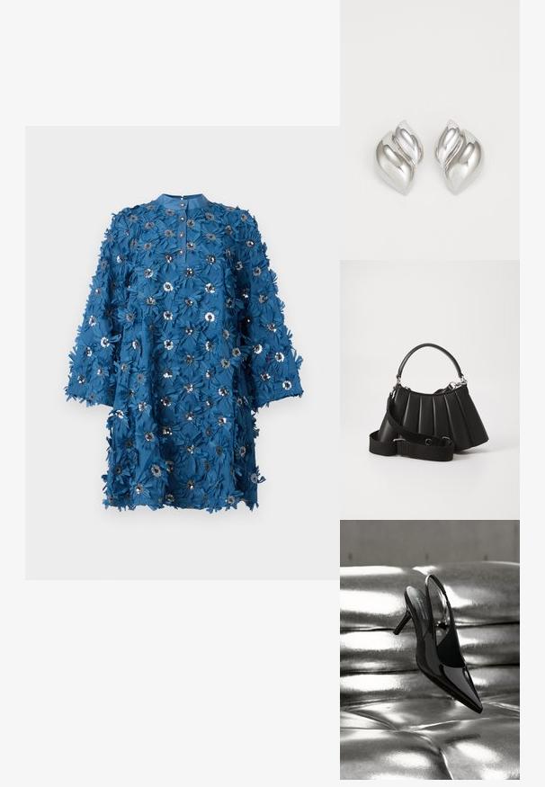 Türkises Kleid mit geknöpftem Ausschnitt, Dreiviertelärmel und floralen Applikationen. Verfügt über metallische Akzente und ein strukturiertes, geschichtetes Stoffdesign.; Schwarzer Slingback High Heel aus Lackleder, positioniert auf einem glänzenden metallic silbernen Lederkissen-Hintergrund.; Schwarze, gefaltete Handtasche mit einem runden Griff, verstellbarem Schulterriemen und glänzender Textur. Verfügt über silberne Hardware und eine strukturierte Silhouette.; Silberne Ohrringe mit einer organischen, abstrakten Form. Glatte, glänzende Oberfläche mit einem konischen Design. Mit dezenten Kurven und einem zentralen Linienelement.