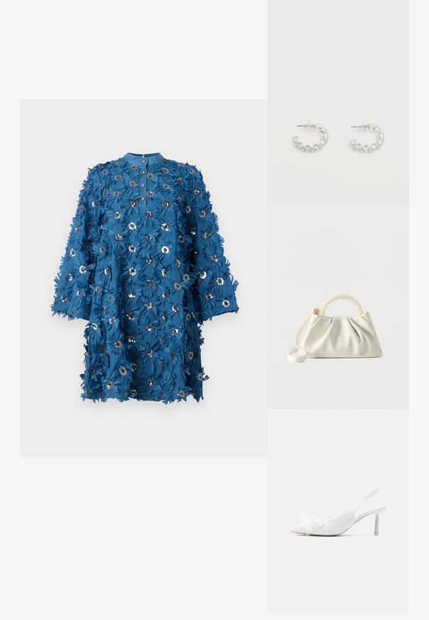 Vestido azul verdoso con escote abotonado, mangas tres cuartos y apliques florales. Presenta detalles metálicos y un diseño de tela texturizada y en capas.; Zapato slingback blanco de punta puntiaguda con tacón bajo y detalle de corazón y lazo adornados con perlas en la parte superior.; Pequeño bolso blanco con cuerpo fruncido, asa redonda adornada con perlas y una correa de hombro desmontable sobre un fondo liso.; Pendientes de aro plateados incrustados con cristales facetados transparentes, con cierre de poste y tapones auriculares transparentes sobre un fondo blanco.