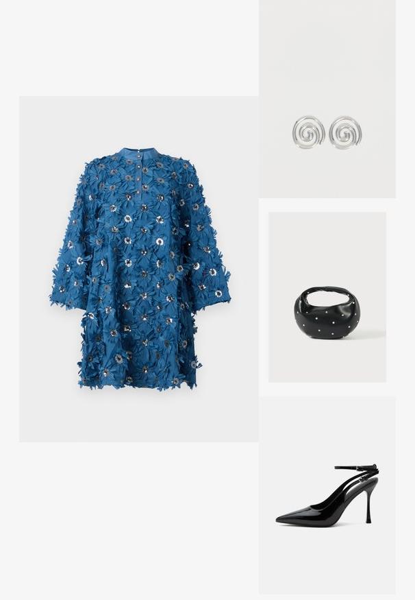 Vestido azul verdoso con escote abotonado, mangas tres cuartos y apliques florales. Presenta detalles metálicos y un diseño de tela texturizada y en capas.; Zapato destalonado de piel de charol negra con tacón alto, punta puntiaguda y doble tirante en el tobillo con hebillas plateadas.; Bolso de mano de cuero negro con forma redondeada, decorado con detalles de tachuelas plateadas y un asa corta. Textura lisa y cierre con cremallera.; Par de pendientes de aro espiral plateados con diseño liso y redondeado sobre un fondo blanco liso.