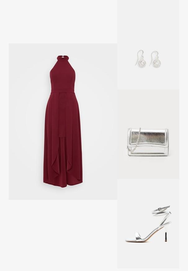 WAL G PETITE YANNY HALTER NECK - Trikotaažkleit - cherry wine; Hõbedased kõrgete kontsadega sandaalid, mille ümber käib pahkluust pael ja õhuke terava kontsaga konts, külgvaates valgel taustal.; Hõbedane metallik klamberkott sujuva tekstuuriga, klapiga sulgemine ja kettrihm. Omab struktureeritud ristkülikukujulist disaini ja õmmeldud aktsente.; Hõbedane konkskõrvarõngas, millel on ringikujuline disain, keskosas selge kristall, mida ümbritsevad väiksemad kristallid.