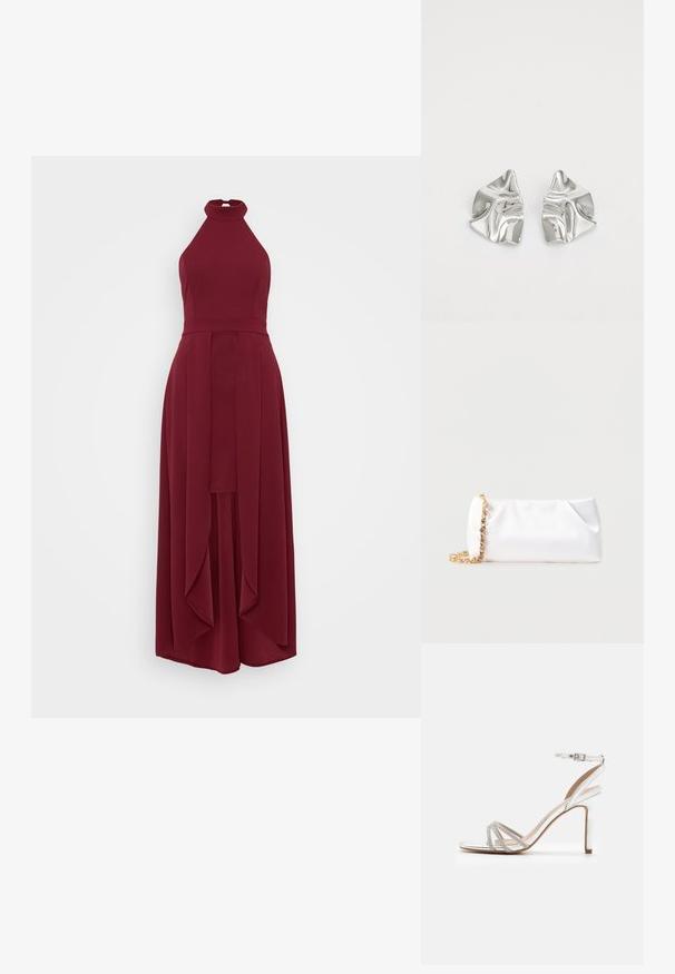 WAL G PETITE YANNY HALTER NECK - Φόρεμα από ζέρσεϊ - cherry wine; Ασημένια ψηλοτάκουνα σανδάλια με πολλαπλές λωρίδες που διαθέτουν λεπτομέρειες από ρουμπίνια, ανοιχτό μπροστινό σχέδιο και λουράκι στον αστράγαλο. Λείο μεταλλικό φινίρισμα.; Λευκό μαλακό τσαντάκι χειρός με χρυσή αλυσίδα, διακοσμημένο με διαφανείς πολύτιμους λίθους, τοποθετημένο σε απλό ανοιχτό γκρι φόντο.; Ασημένια σκουλαρίκια με κυματιστό, γλυπτικό σχέδιο που διαθέτουν γυαλιστερή φινίρισμα και ακανόνιστα σχήματα, αναδεικνύοντας μια σύγχρονη αισθητική.